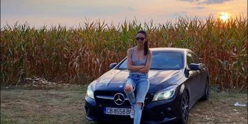 Луиза Григорова се фука със скъпарско возило