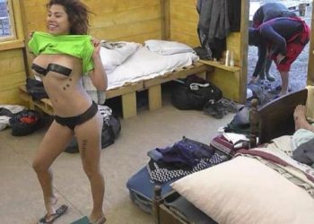 Силиконка “подпали” “Фермата”,  разходи се по… лепенки