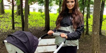 Преслава спортува с бебето