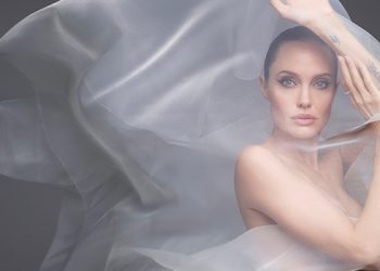 Анджелина Джоли позира гола за Harper’s Bazaar