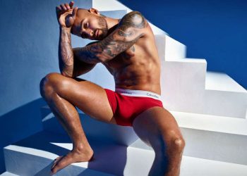 Малума по червено бельо за Calvin Klein