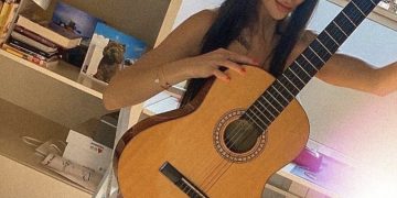 Лияна нагорещи мрежата с китарата си