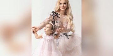 Мис България 2017 и дъщеричката й с първа корица