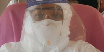 Наоми Кембъл показа защитния си костюм срещу коронавирус