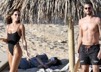 Изабел Гулар е неотразима на плажа в Миконос