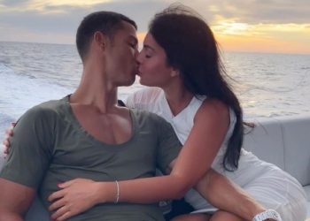 Джорджина пак разпали слуховете за годеж