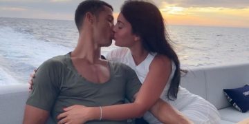 Джорджина пак разпали слуховете за годеж