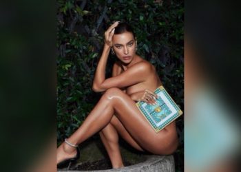 Ирина Шейк гола в градината на Версаче