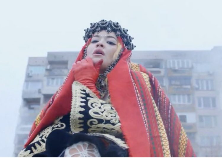 Рита Ора с носия от косоварски дизайнер в новия си клип