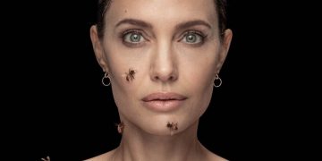Истински пчели налазиха Джоли за сесия