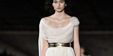 Белослава Хинова отново дефилира за Dior