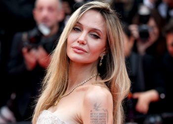 Анджелина Джоли с български обувки в Кан