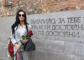 Символ на памет и гордост: Оксана Желяпова се преклони пред героите на 9 май